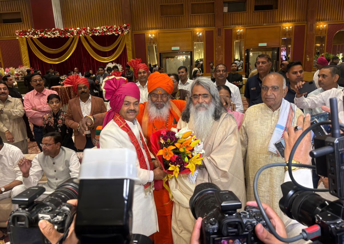Maharishi Yogi Madhusudan Ji welcomed with a bouquet amid saints and leaders at the wedding celebration