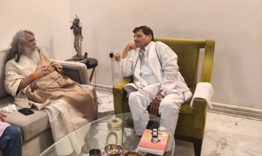 Maharishi Yogi Madhusudan Ji in conversation with Shri Shivpal Singh Yadav during a courtesy visit