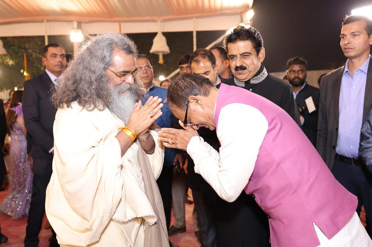 Maharishi Yogi Madhusudan Ji at a public event 12